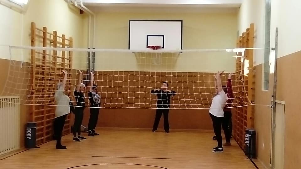 Seniorzy i Seniorki na ćwiczeniach