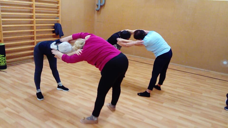 Seniorzy i Seniorki na ćwiczeniach