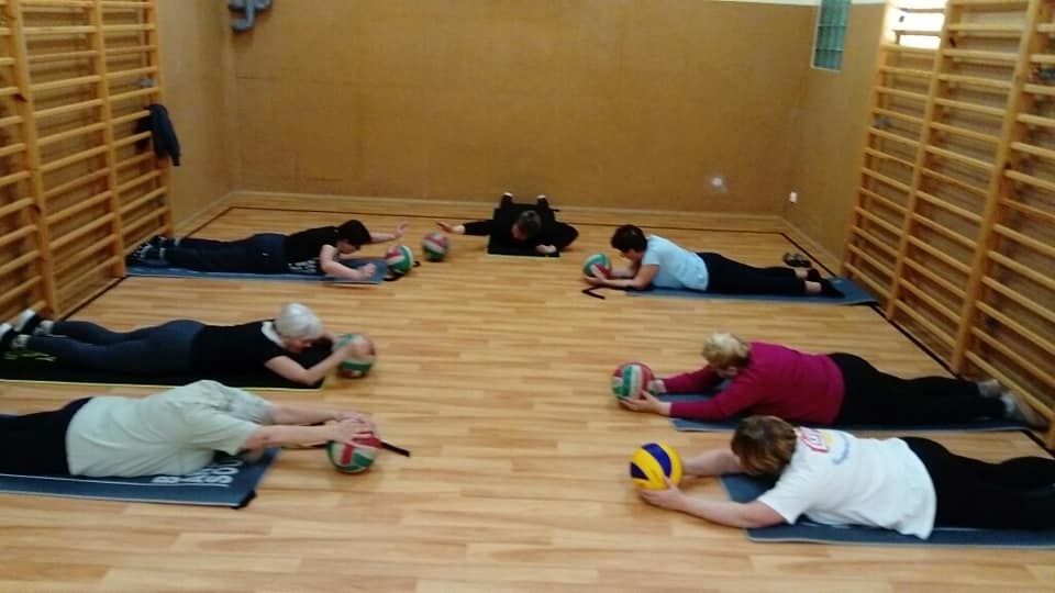 Seniorzy i Seniorki na ćwiczeniach