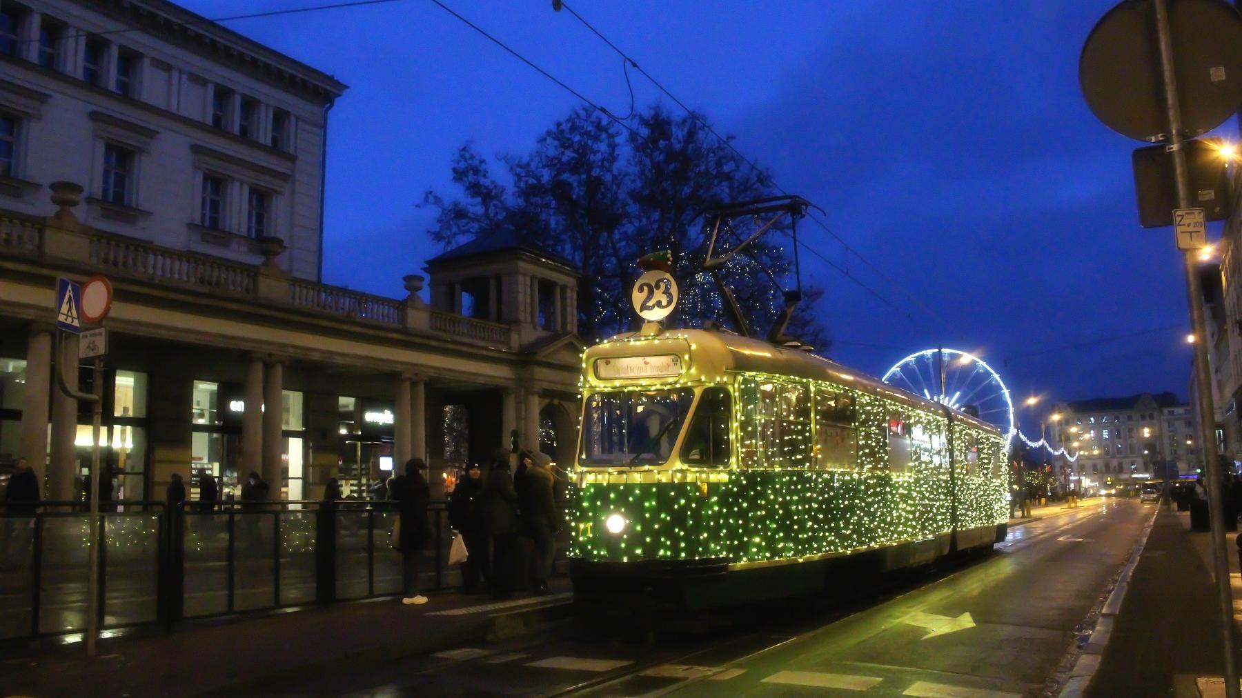świątecznie przystrojony tramwaj