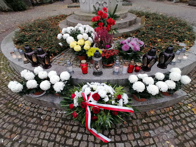 Skromna uroczystość z okazji Święta Niepodległości na cmentarzu Nowina