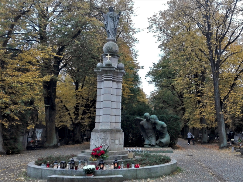 Święto Niepodległości na cmentarzu Nowina w czasach koronawirusa